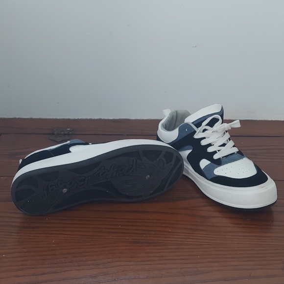 Shoes - Picture 11 of 12